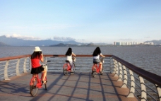 三个骑自行车的女孩图片
