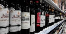 超市红酒（葡萄酒）货架图片