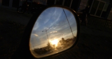倒车镜中的夕阳图片