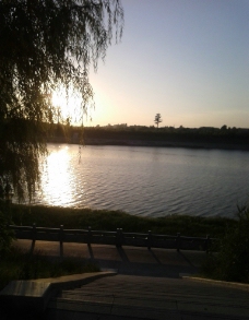 一河两岸夕阳图片
