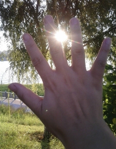 指缝夕阳图片