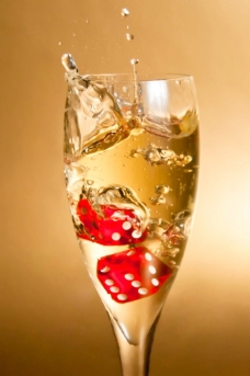 玻璃杯香槟骰子图片